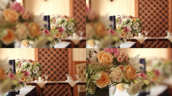 婚礼或生日餐厅室内装饰，白色和蓝色。接待和宴会前餐厅餐桌上的假日花店或玫瑰