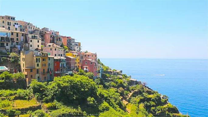从上面可以看到五渔村的美丽景色。意大利国家公园五个著名的多彩村庄之一