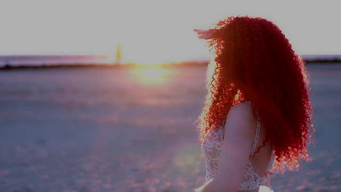 海滩上红发新娘的4k镜头