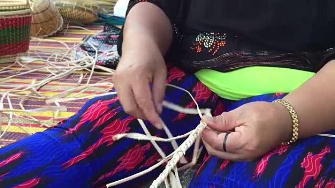 妇女编织柳条篮