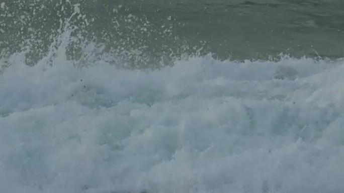 埃特雷塔海滩的大浪飞溅
