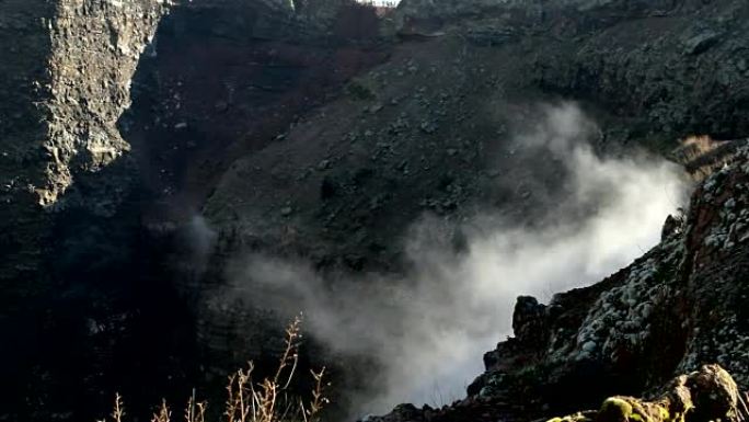 火山冒烟的火山口