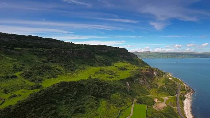 库欣敦 (Cushendun) 面对大海的绿色大山