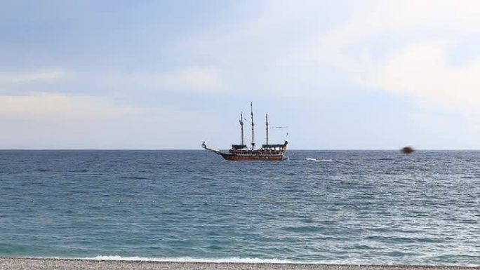 游艇，设计成老式海盗船的风格