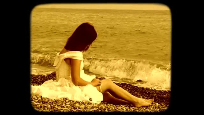 美丽的女人坐在沙滩上，穿上长统袜