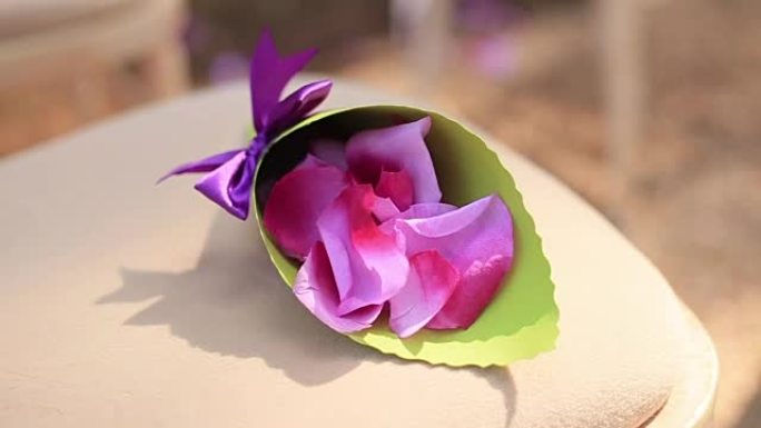 小紫色玫瑰花瓣特写