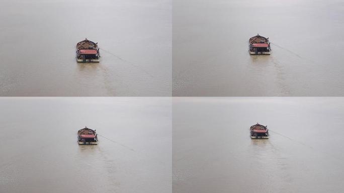 驳船在河上运输疏浚的沙子