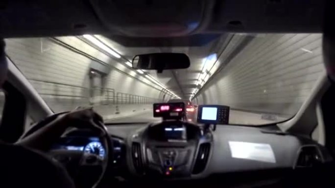 波士顿隧道内出租车内乘客的后座视图