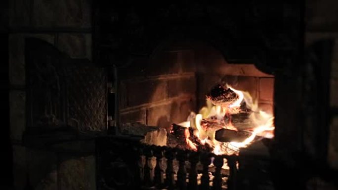 燃烧的壁炉使房屋舒适