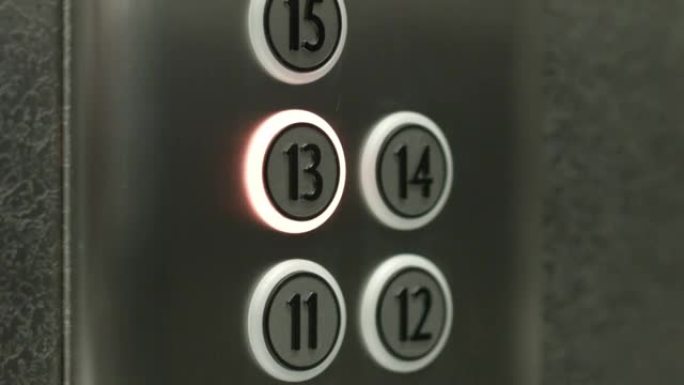 男子在电梯的第13层按下按钮