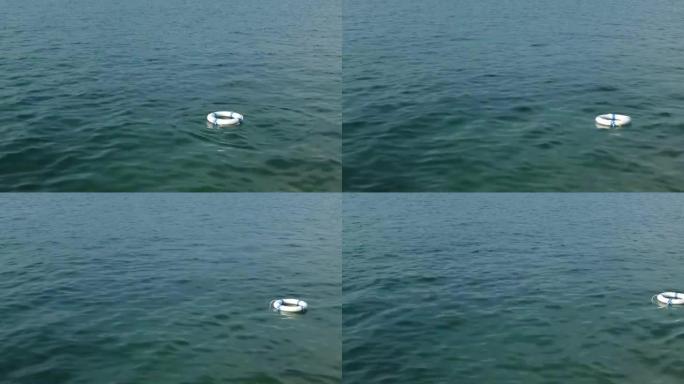 白色救援浮标被扔进水中的镜头