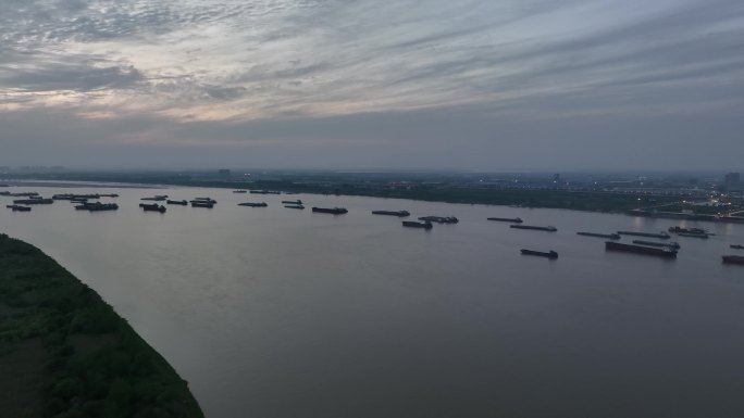 长江武汉段弯曲的江面上有很多船风景航拍