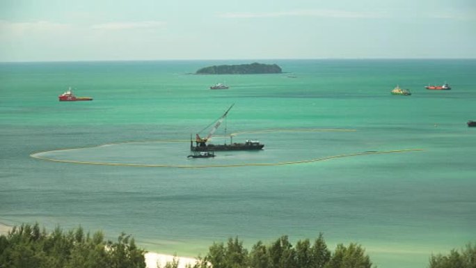 淘沙: 两艘吸沙船在海里