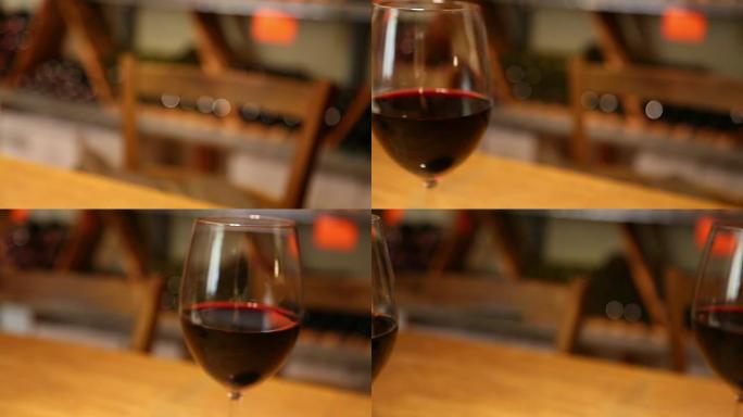 两杯装满红酒的极端特写镜头。跟踪镜头