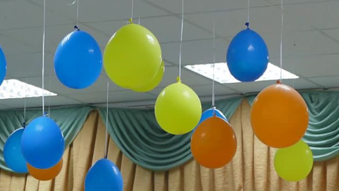 天花板上悬挂的气球庆祝生日慢动作视频