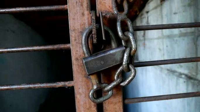 铁视频酒吧监狱上的旧铁锁
