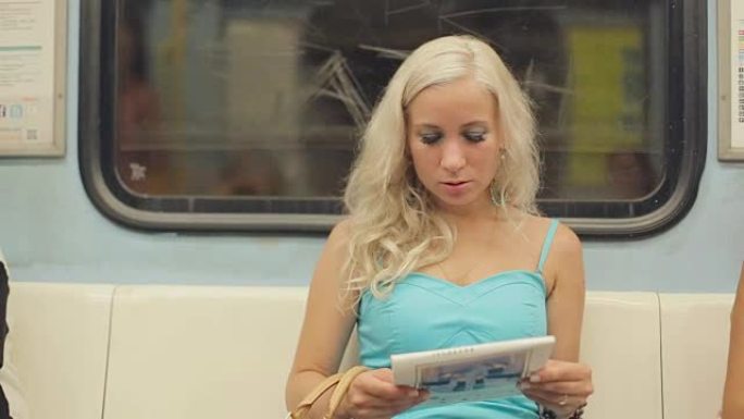 坐在地铁里读报纸的女孩