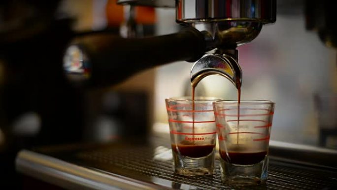 咖啡师在咖啡店使用浓缩咖啡机