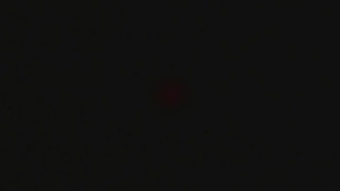 红点在黑暗中闪烁