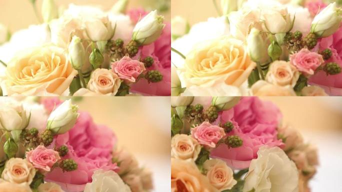 婚礼或生日餐厅室内装饰的宏观镜头，白色和蓝色。接待和宴会前咖啡馆餐桌上的假日花店或玫瑰
