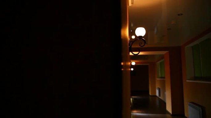 酒店黄灯交通中的现代结构夜间走廊