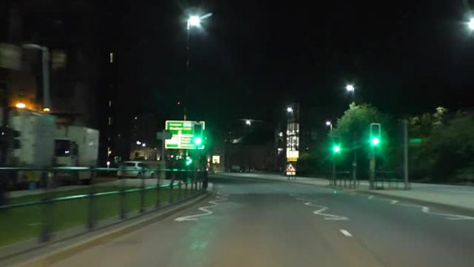 夜间驾驶交通灯