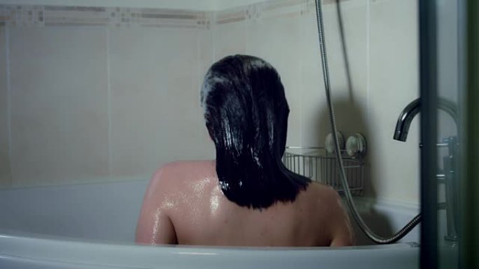 4k惊悚镜头，一名妇女在浴室里出水