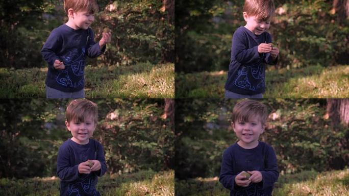 一个漂亮的小男孩拿起东西，微笑着，走向相机。