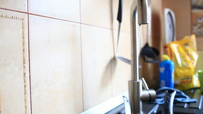 厨房自来水滴水的特写镜头-浪费水的概念