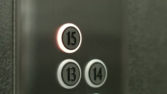 男子在电梯的第15层按下按钮
