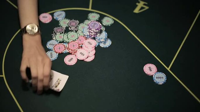 玩扑克的女人会赢钱