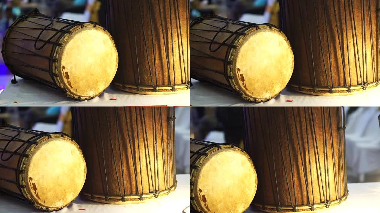 展示东南亚传统木材和皮革鼓。经典乐器