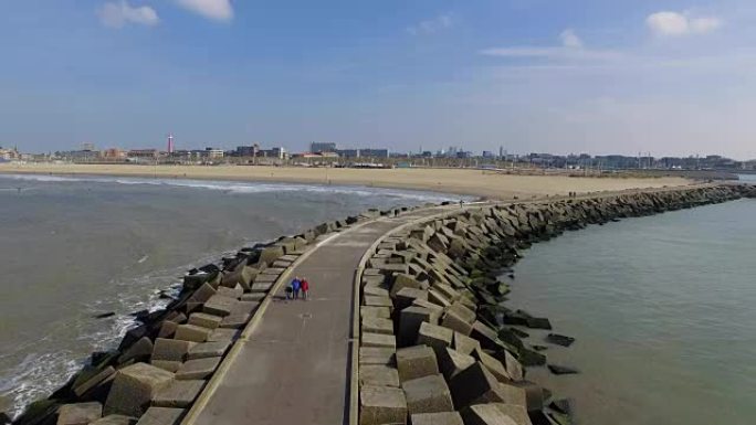 石头立方体码头的航拍画面。荷兰海牙的鸟瞰图海岸线