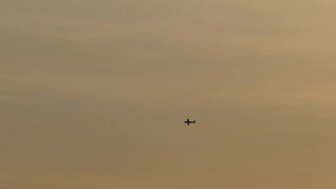 小飞机在日落中飞行
