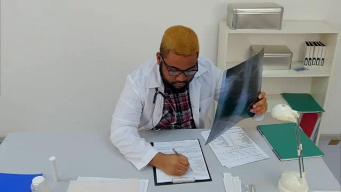 年轻男性医生检查胸部x光片图像