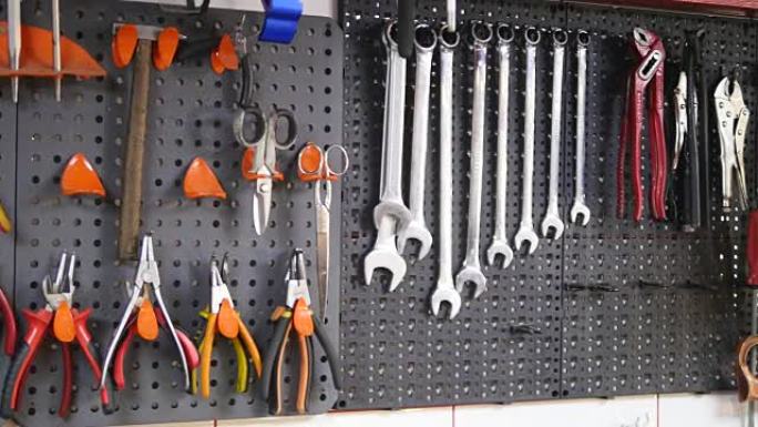墙上组织的各种工具