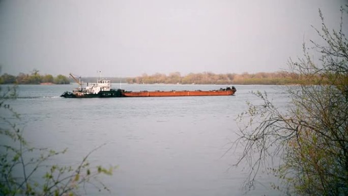 河上的长货物驳船