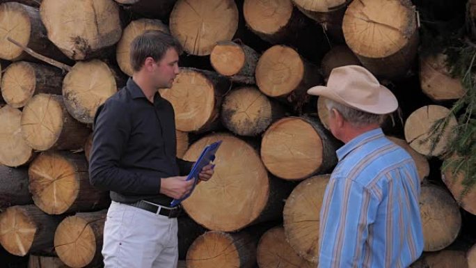 锯木厂工人对原木价格说，买家想了想，同意了，握握手