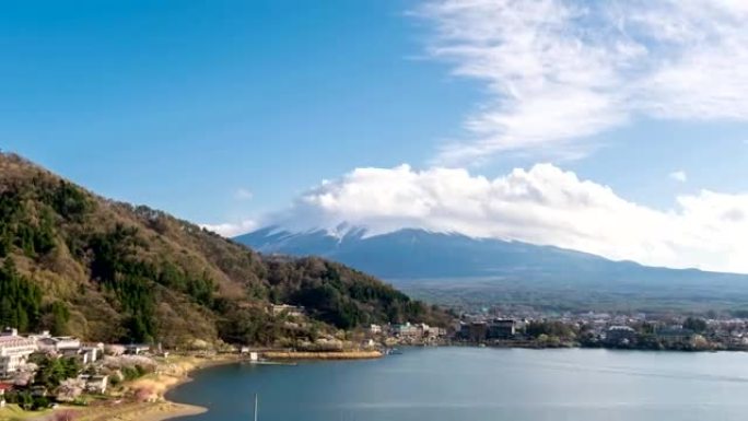 在日本河口湖的富士山上流淌的云层的时间流逝镜头
