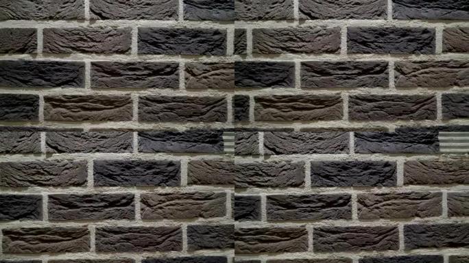 在爱尔兰展出的墙上的小黑砖
