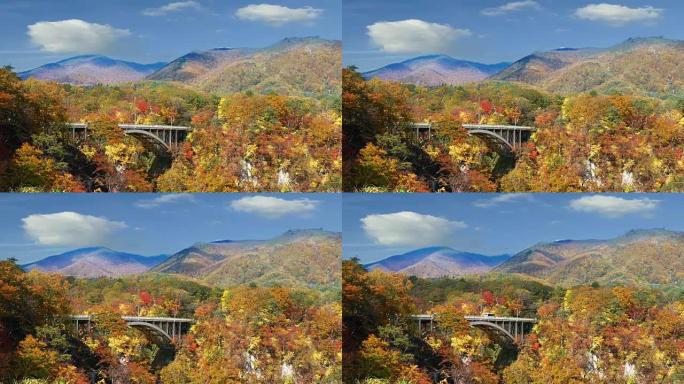 日本鸣子峡谷的秋天颜色和漂亮的蓝色和云背景