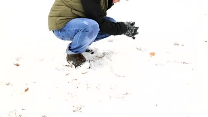 快乐的孩子男孩在白雪皑皑的冬季公园玩雪