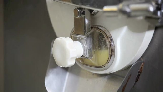 用专业机器准备冰淇淋，菠萝味