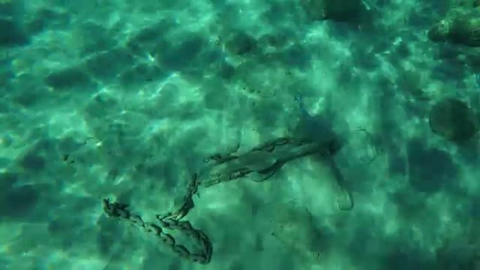 希腊海上的旧锚和链条线
