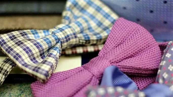 三只领带蝴蝶在桌子上紫色，蓝色