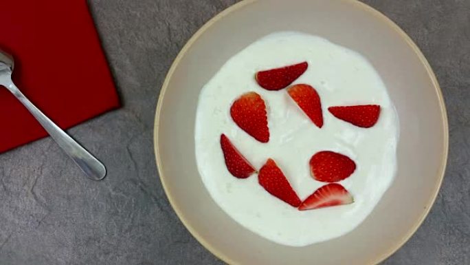 旋转一碗酸奶，大块新鲜成熟的草莓