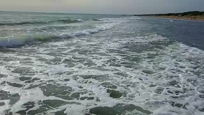 沙滩沿岸的暴风雨海。航空勘测。慢动作