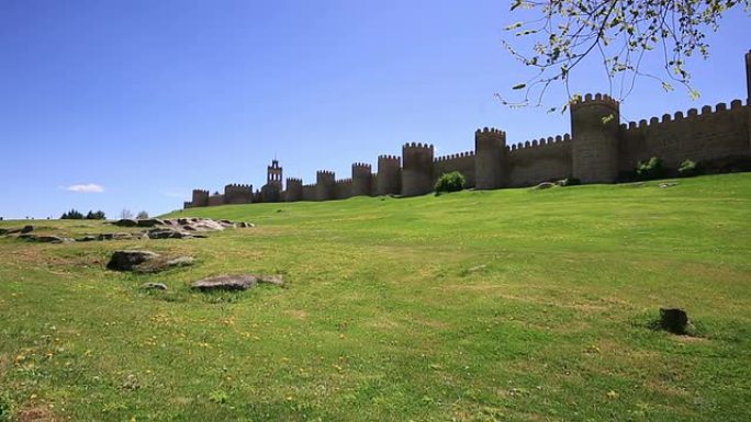 西班牙阿维拉 (石头和圣徒之城) 以罗马式风格建造的中世纪城墙
