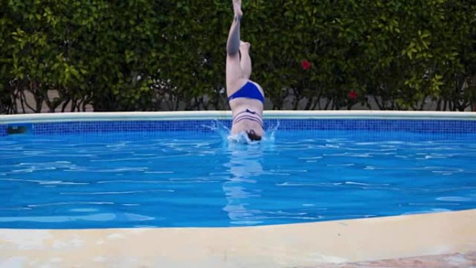女人跳进热带岛屿酒店的水池