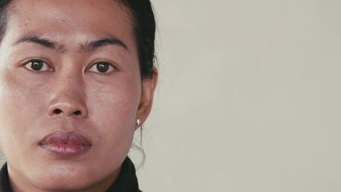 年轻的亚洲妇女的肖像看着相机，情绪，感觉
